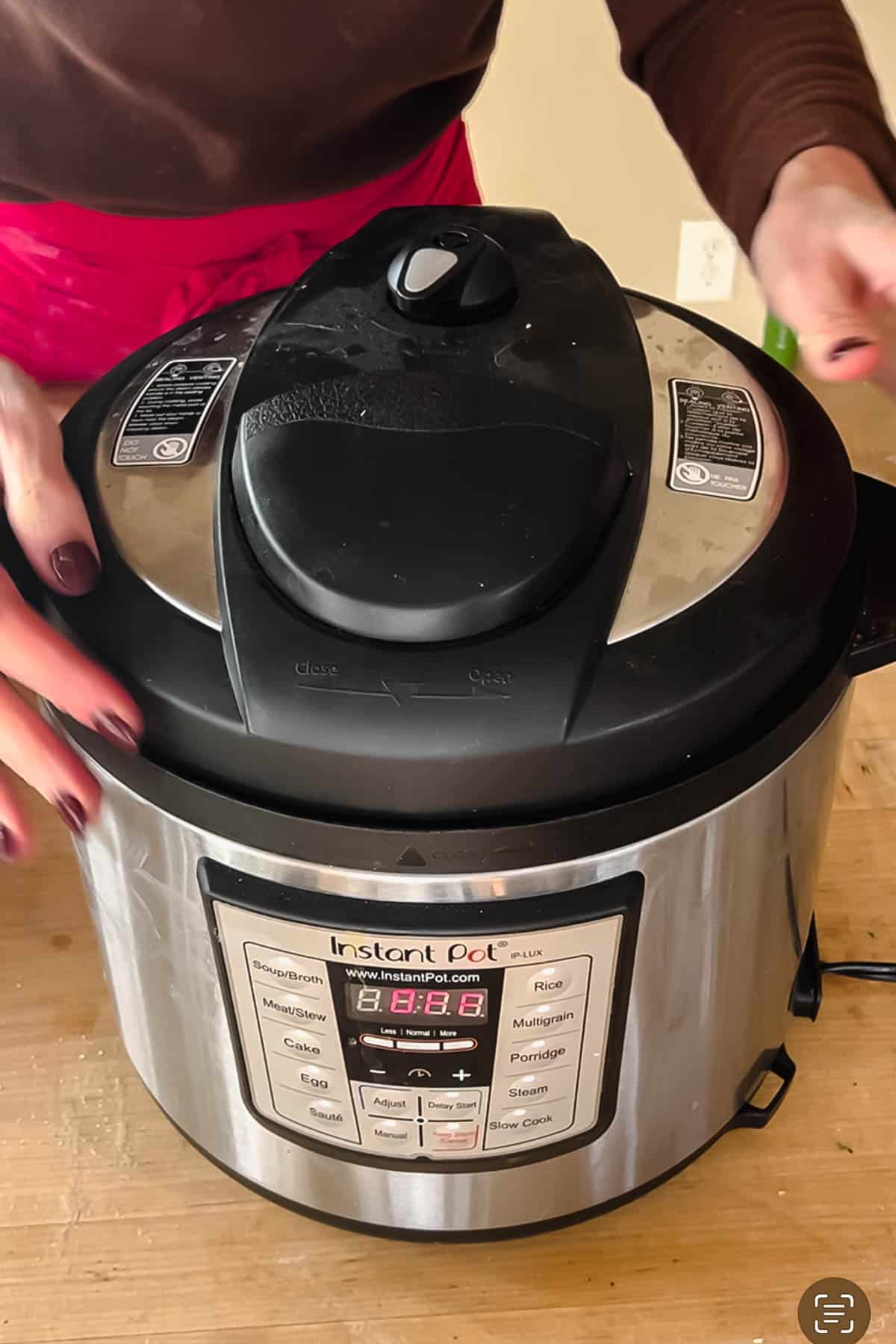 Closing instant pot lid for cooking.